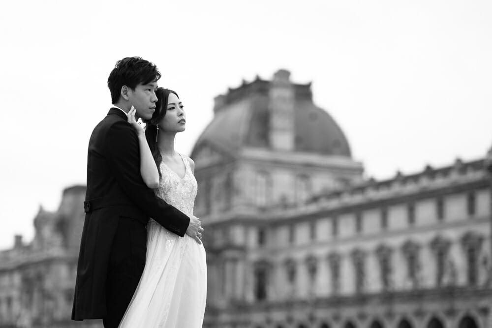 Couple photoshoot in Paris: holding each other and looking towar