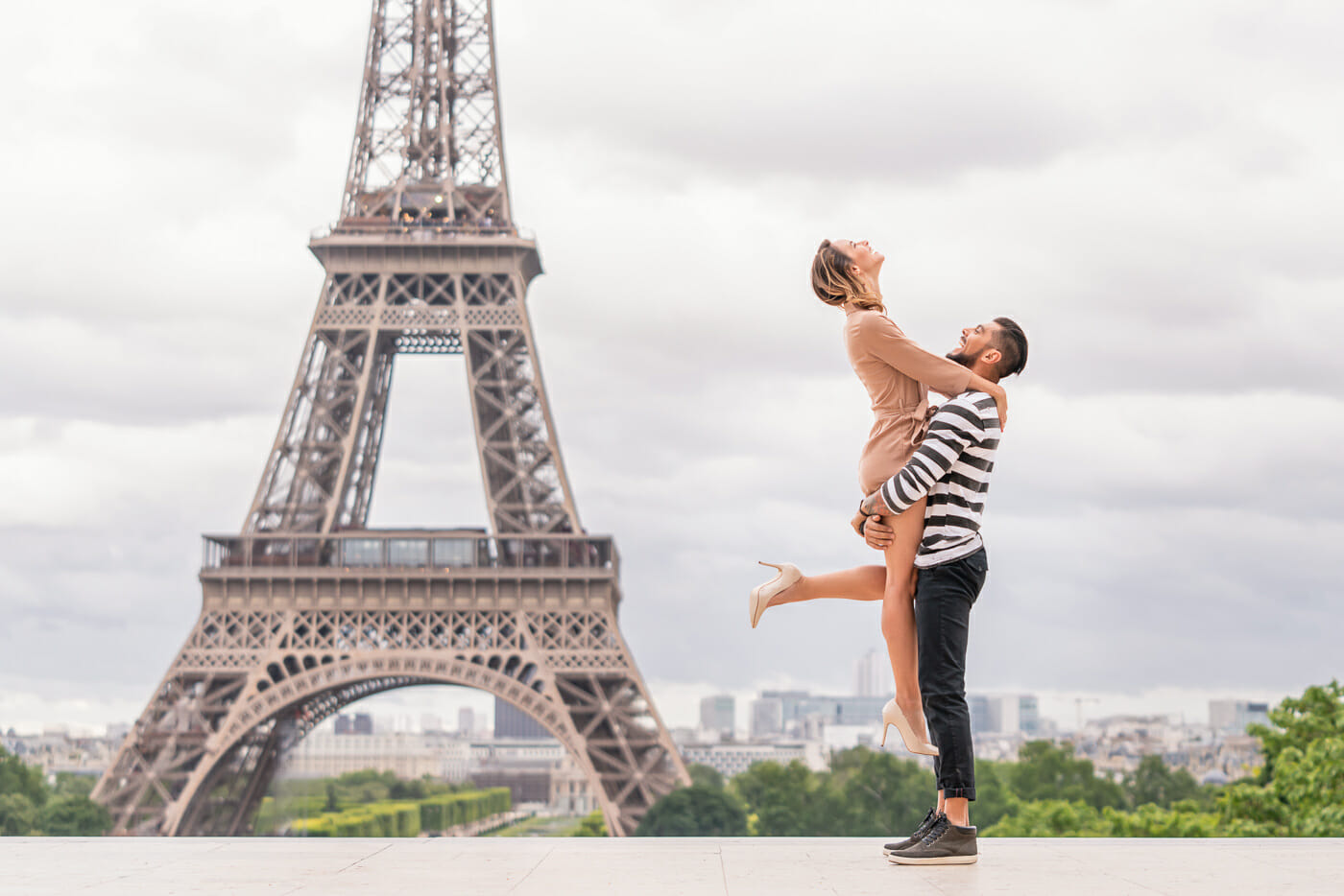 How do do a lift for couple photos in Paris