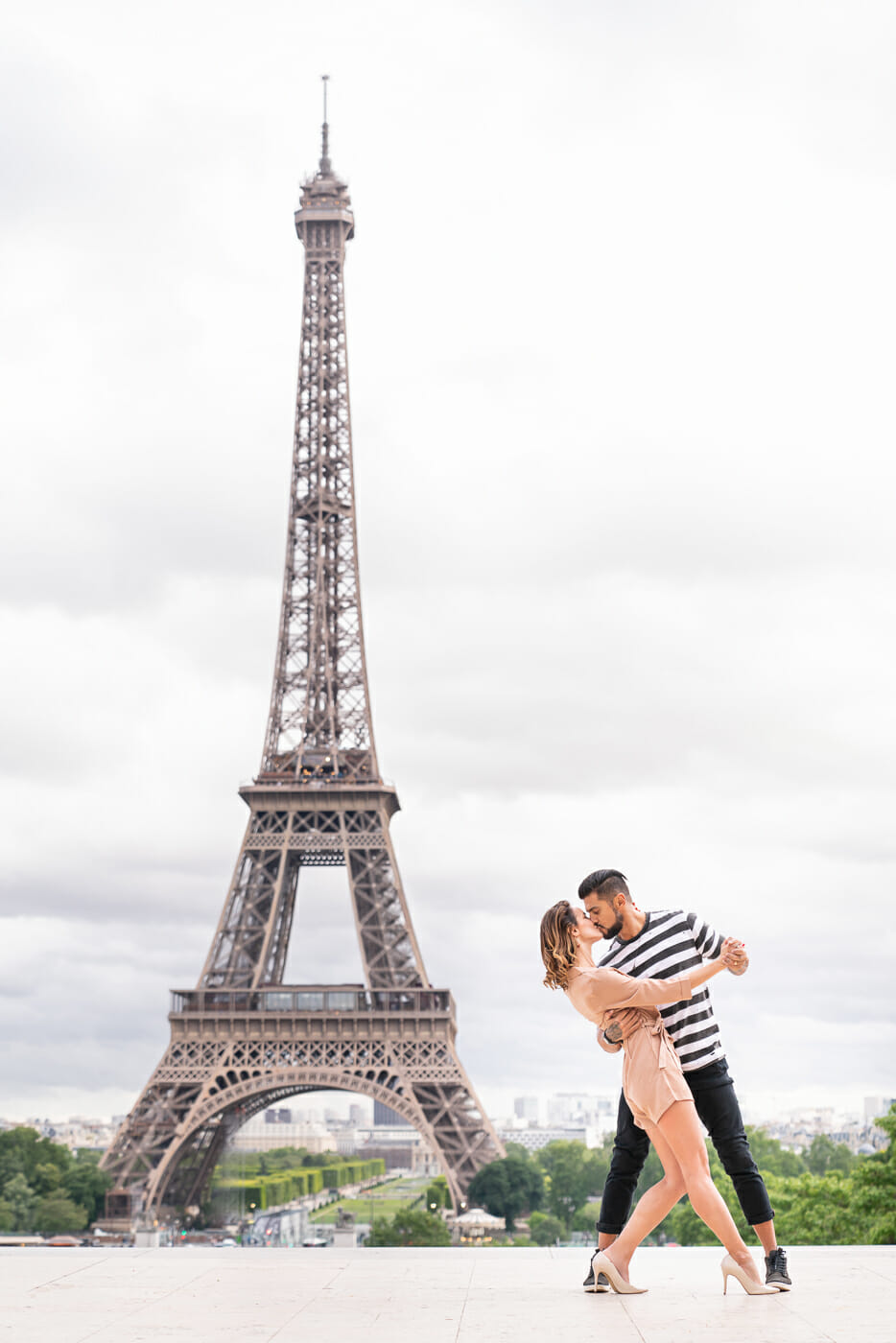 Amazing poses for your Paris engagement photos