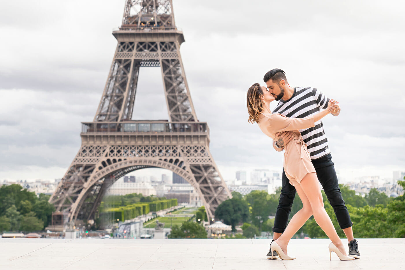 Amazing pose ideas Paris photoshoot Eiffel Tower Trocadero