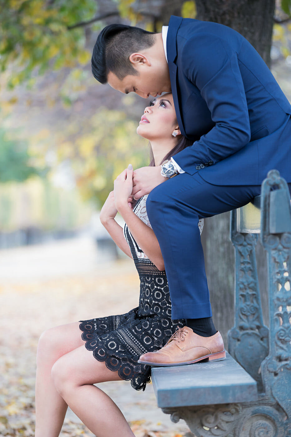 Perfect poses for couples doing Paris engagement photos