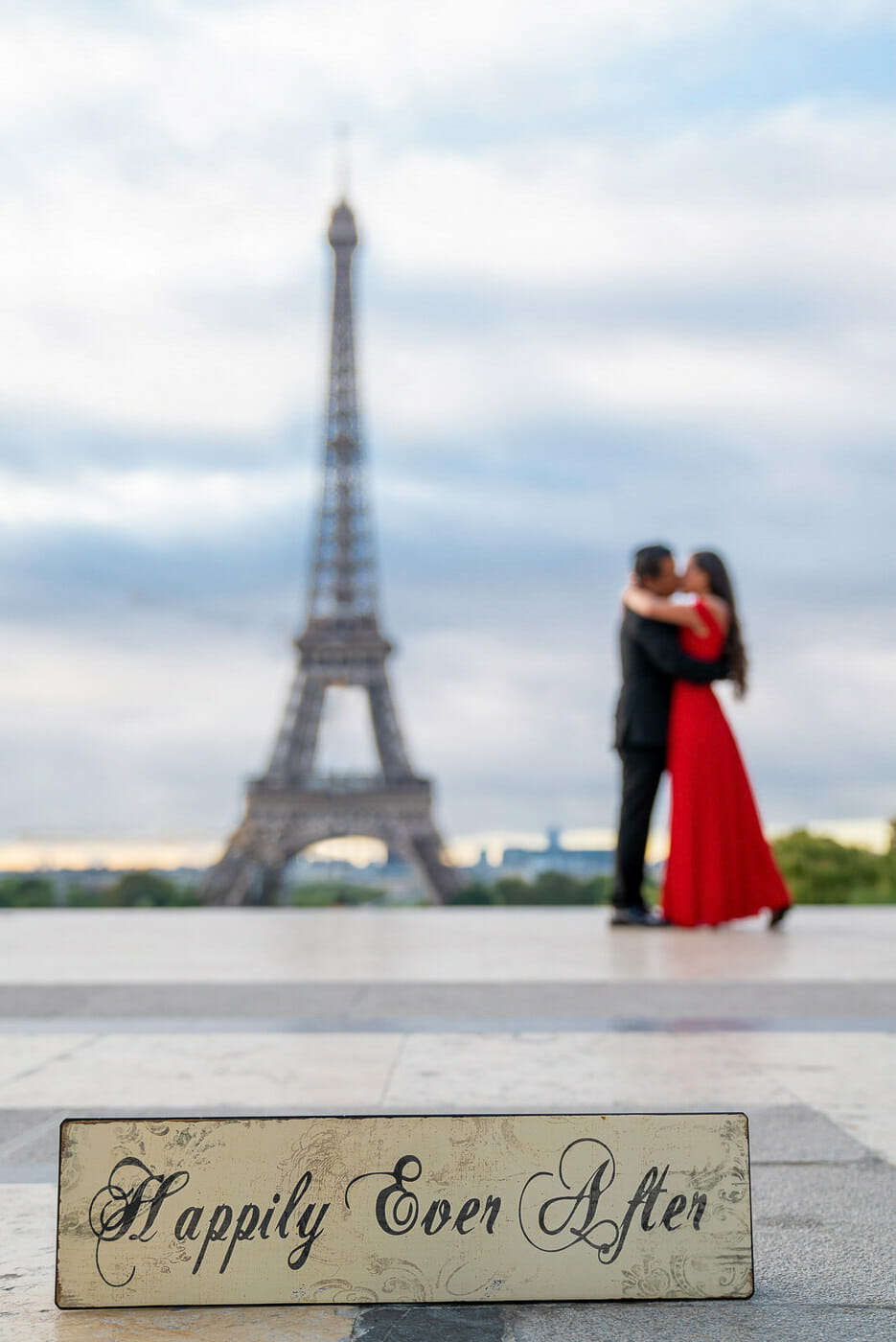 Creative Eiffel Tower couple photo ideas