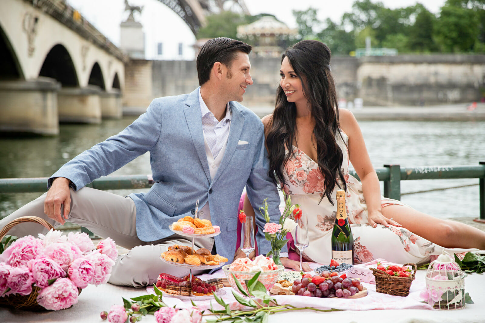 Creative Paris proposal ideas with luxury picnic at the Eiffel Tower