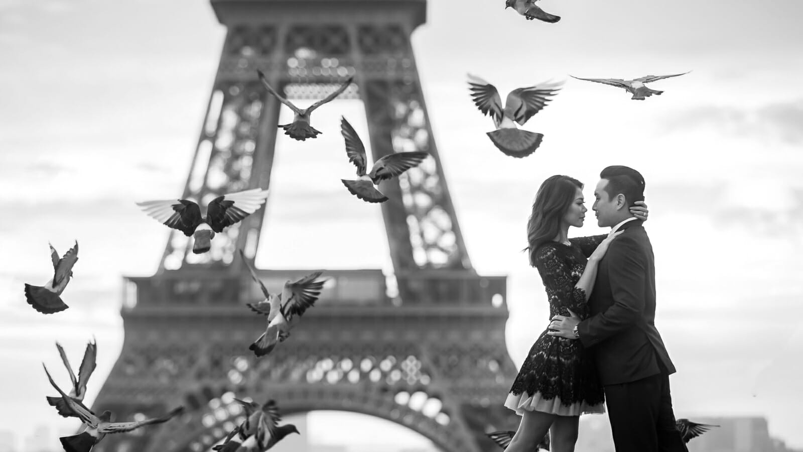Creative couple photography ideas Eiffel Tower at sunrise with birds