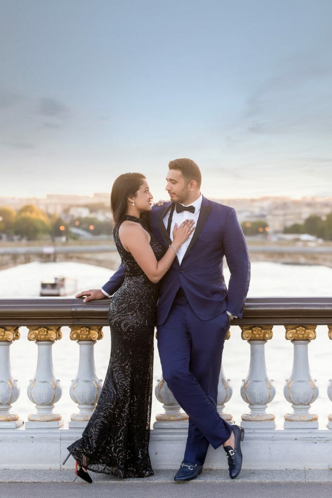 Photos de fiançailles de rêve à Paris au pont Alexandre III