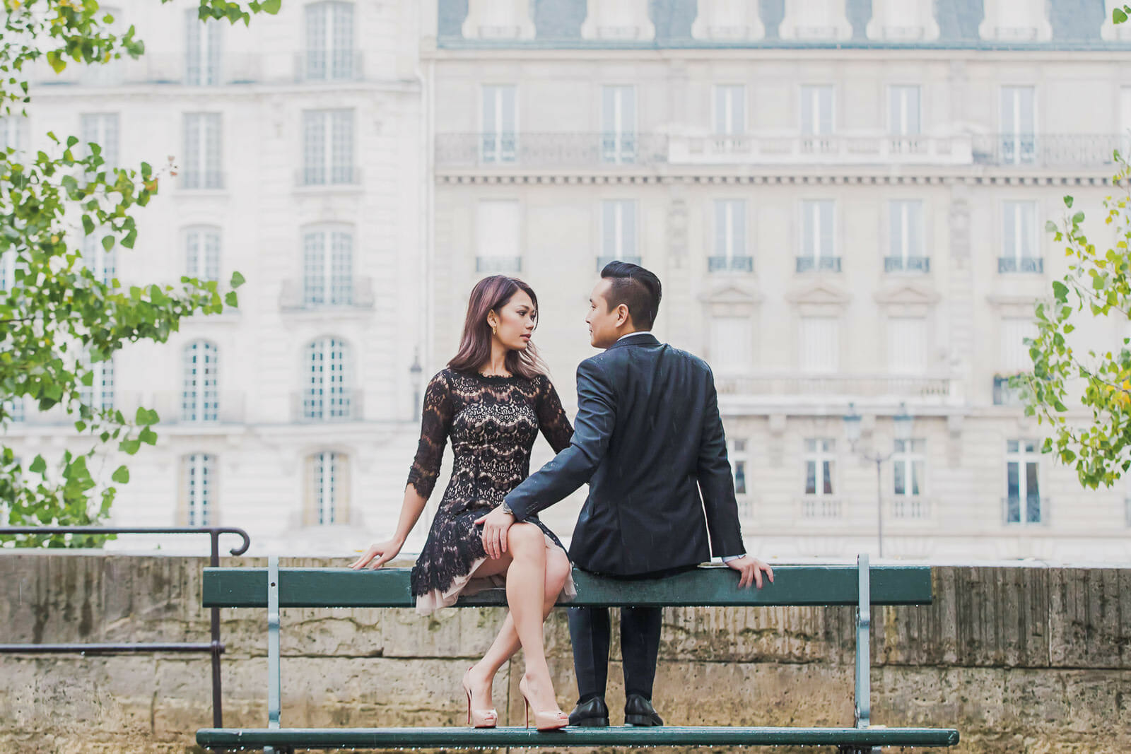 Beautiful couple photos at Notre Dame de Paris