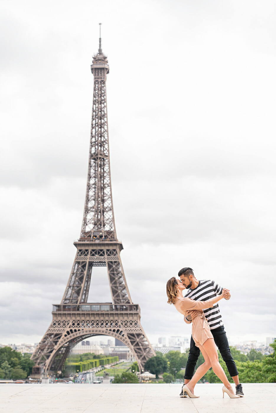 Eiffel Tower Brazilian couple photos at Trocadero during sunrise