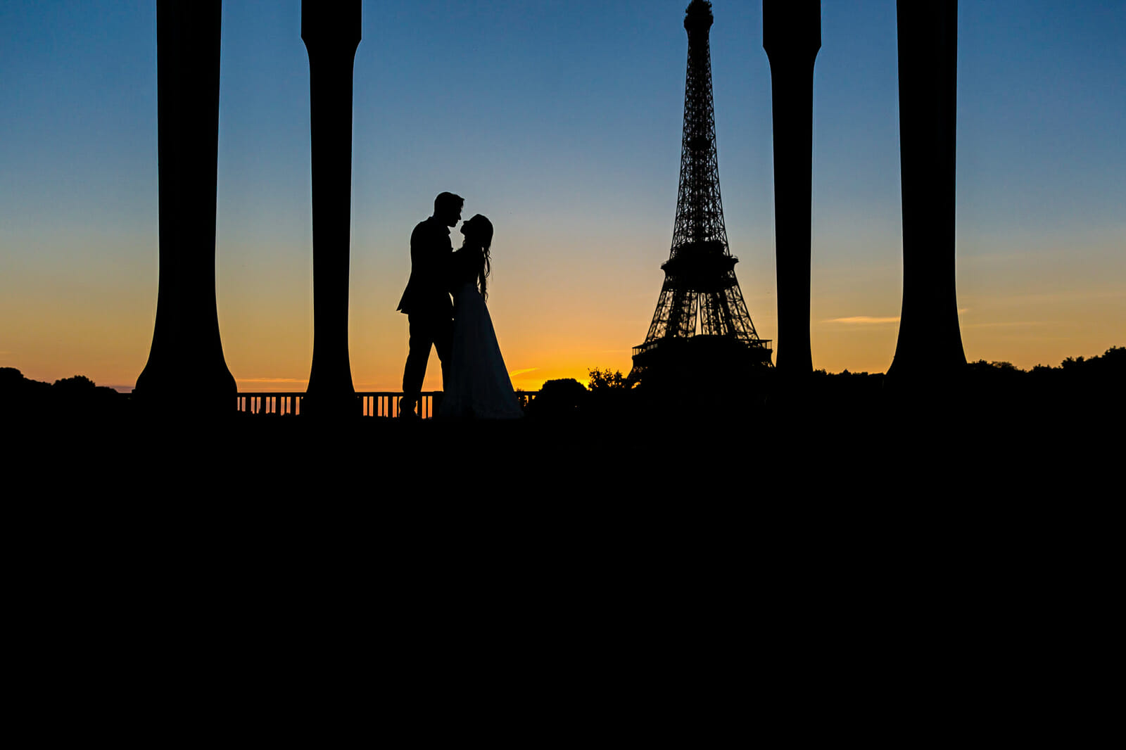 Eiffel Tower couple pictures: Silhouette at Bir-Hakeim