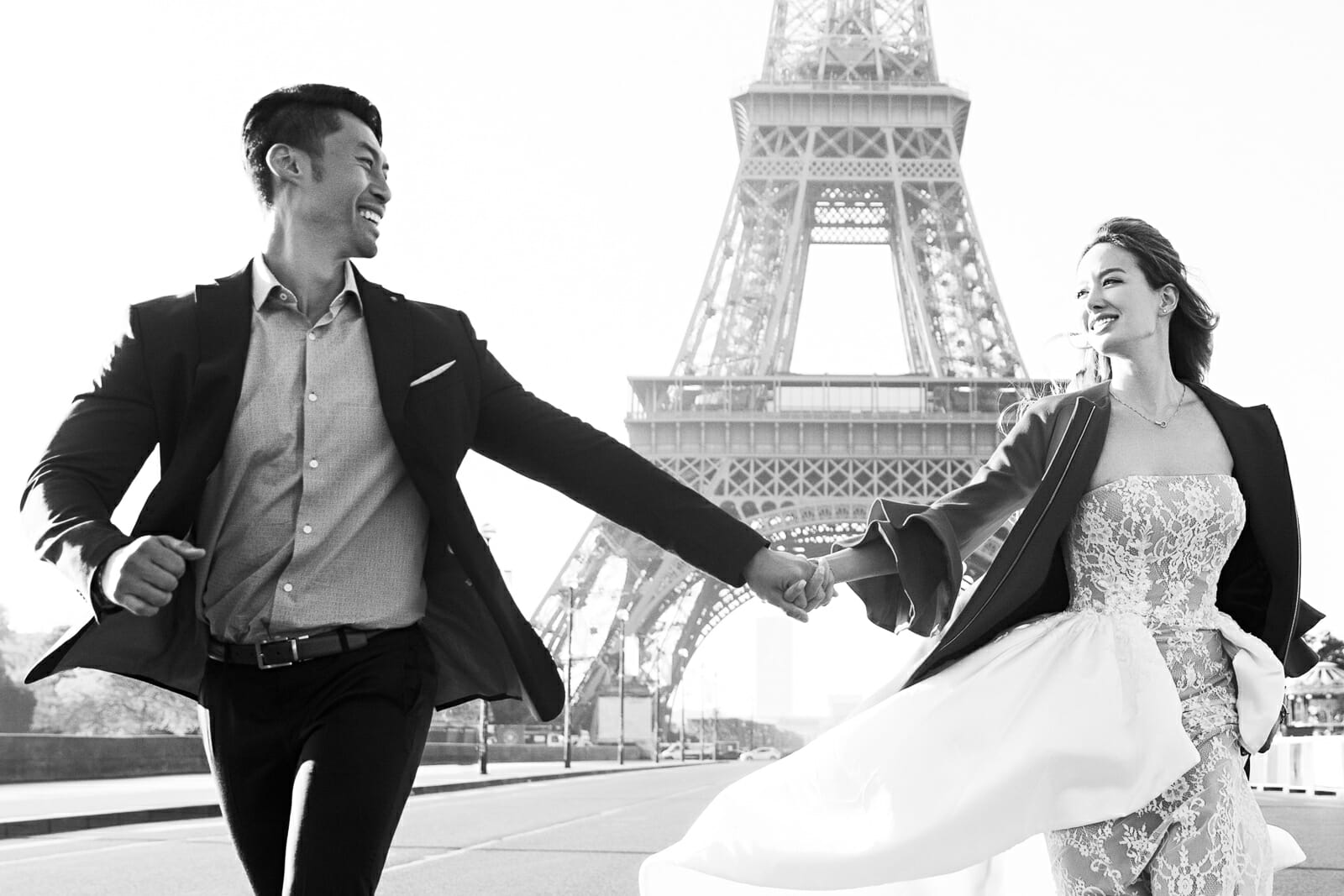 Eiffel Tower couple pictures for your Paris elopement.