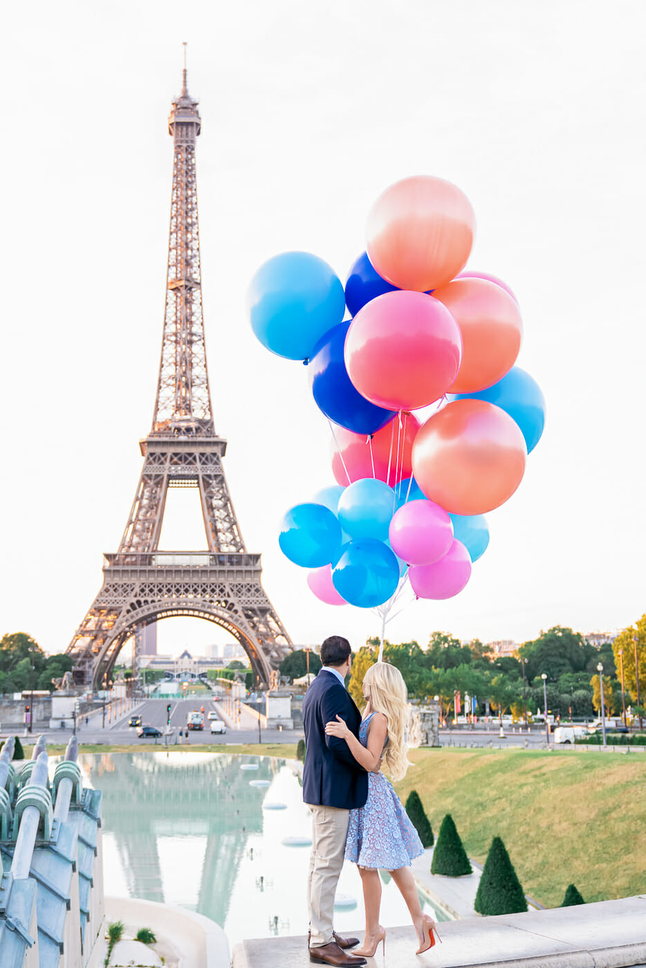 Eiffel Tower couple pictures at Trocadero with massive colorful balloons