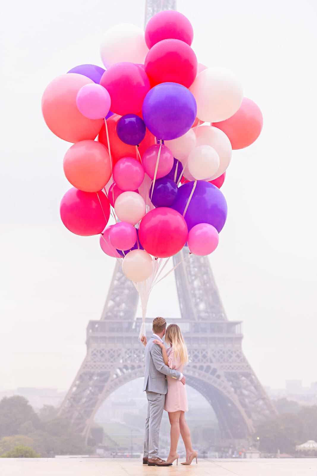 Stunning balloon couple photos Eiffel Tower Trocadero