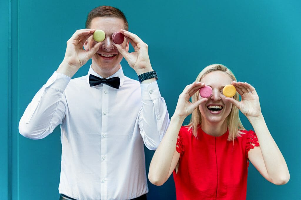 Fun couple photoshoot ideas with colorful macarons as props