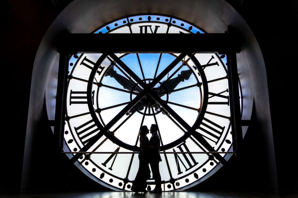 Creative couple photoshoot ideas iconic silhouette at Musee d'Orsay