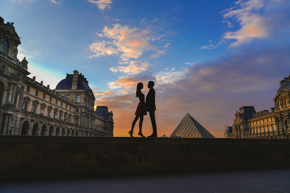 How to dress for a couple photoshoot in Paris silhouettes
