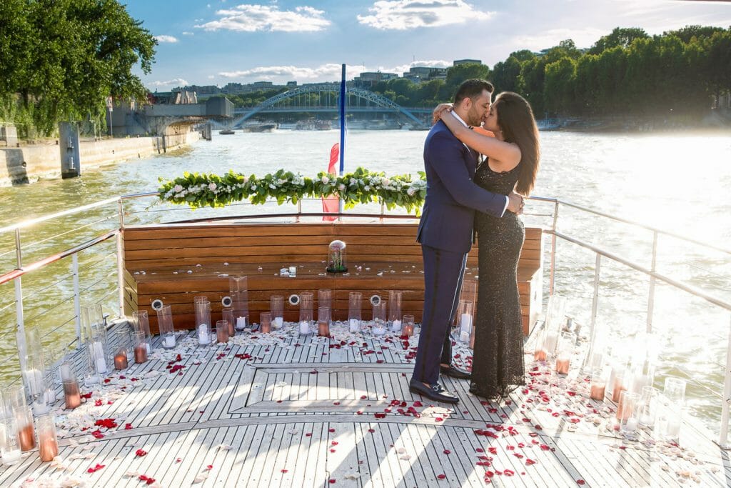 Comment faire une demande en mariage à Paris avec un bateau privé et la Tour Eiffel le long de la Seine