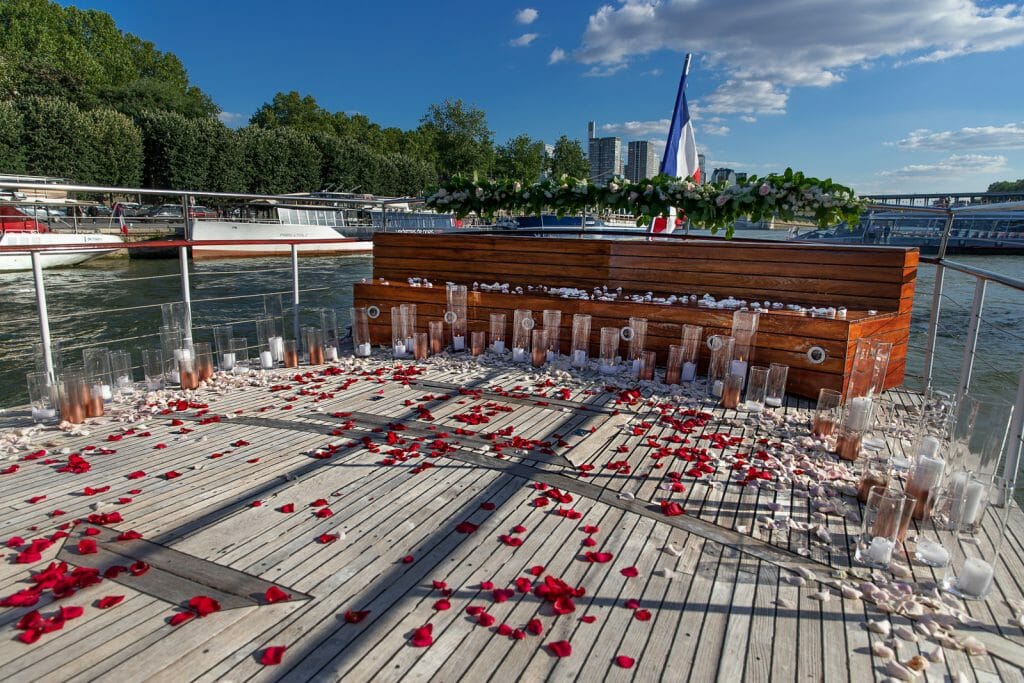Comment faire une demande en mariage à Paris avec un bateau privé et la Tour Eiffel le long de la Seine