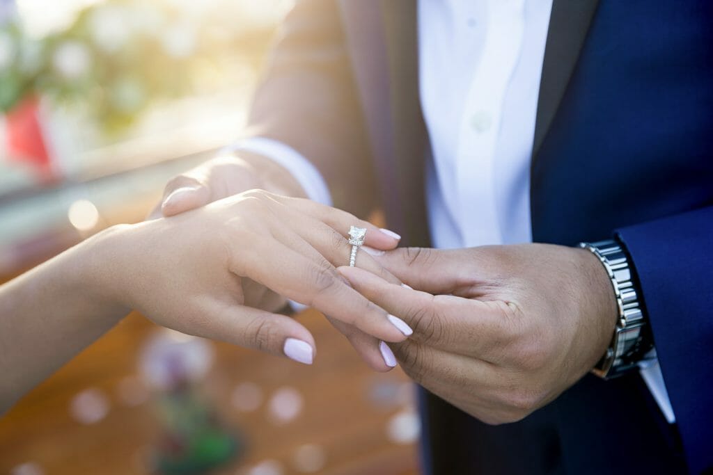Comment faire une demande en mariage à Paris avec un bateau privé et la Tour Eiffel le long de la Seine