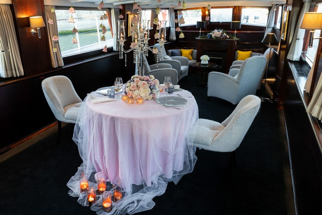 Comment faire une demande en mariage à Paris avec un bateau privé et la Tour Eiffel le long de la Seine