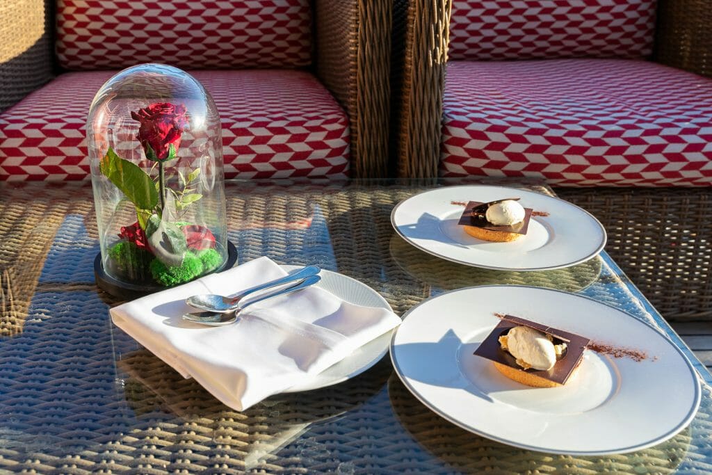 Comment faire une demande en mariage à Paris avec un bateau privé et la Tour Eiffel le long de la Seine