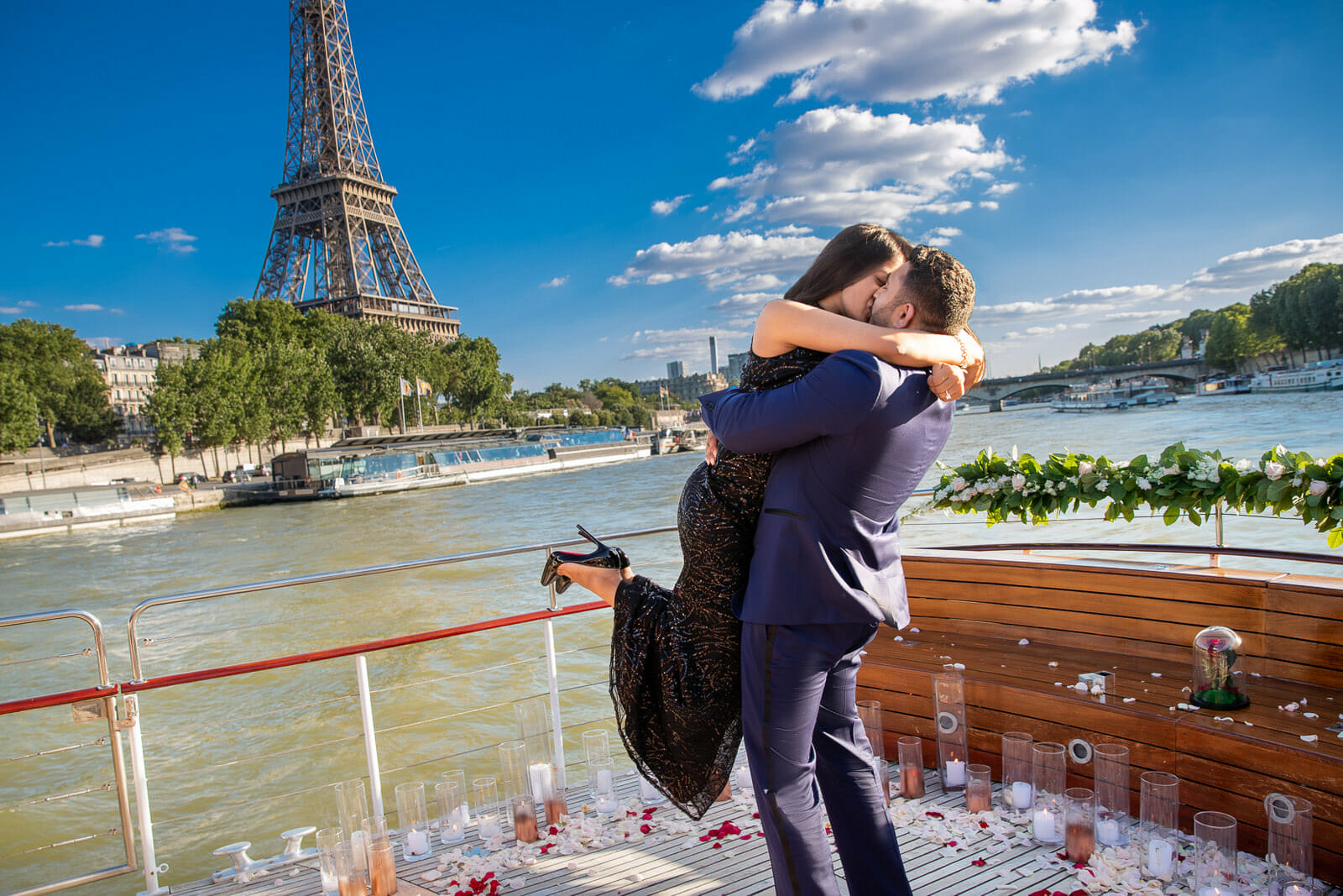 How to propose in Paris with a private boat and the Eiffel Tower along the Seine River