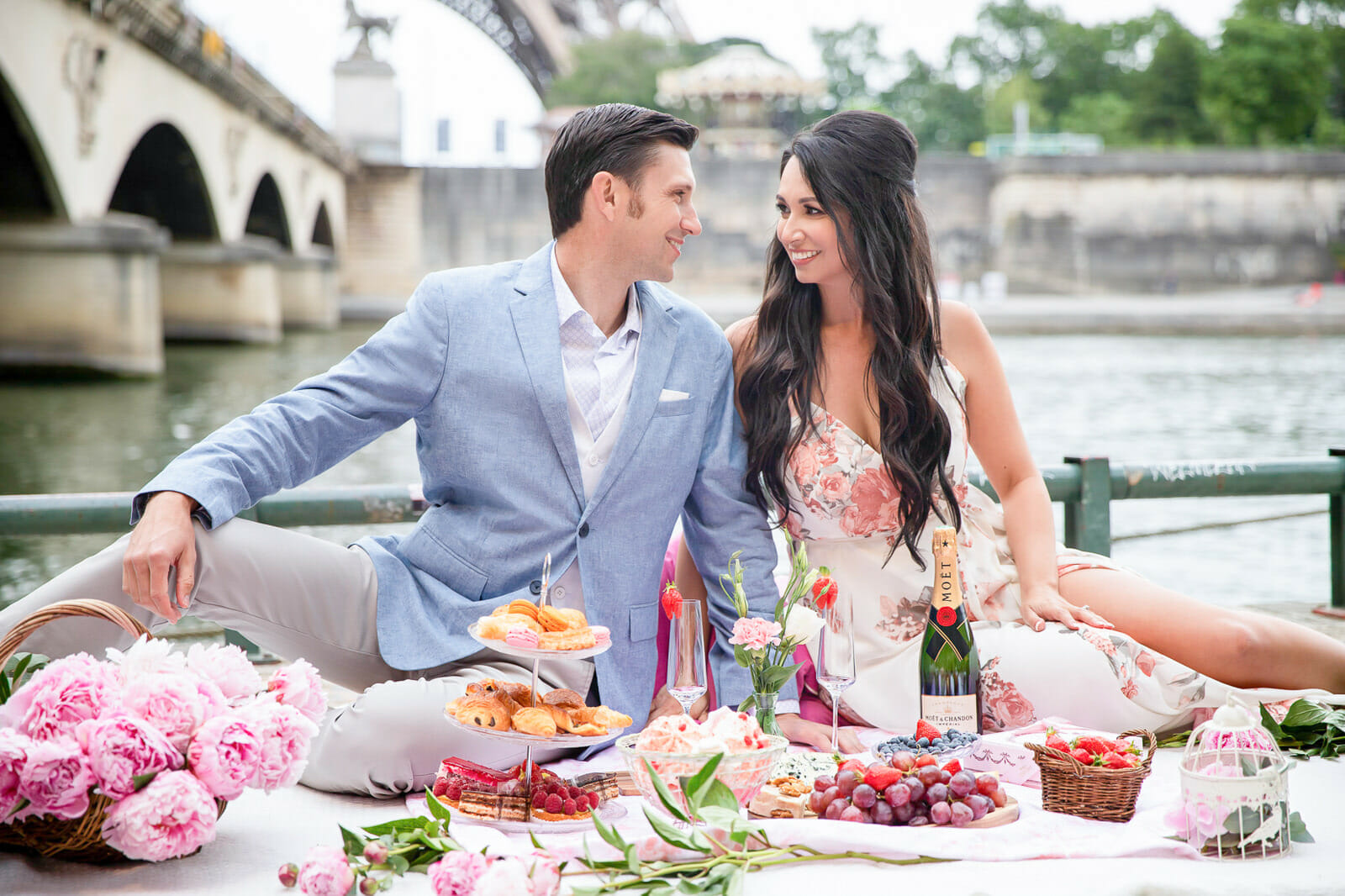 Creative Paris proposal ideas with luxury picnic at the Eiffel Tower