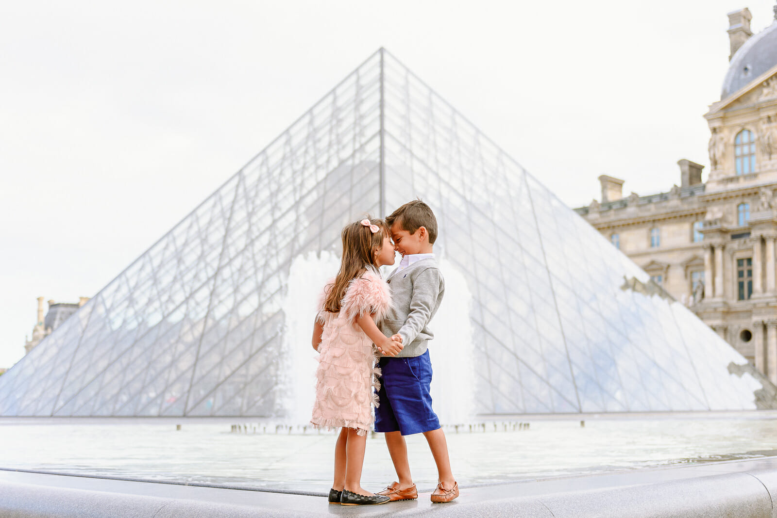 Adorable brother and sister Paris family photos at the Louvre Museum