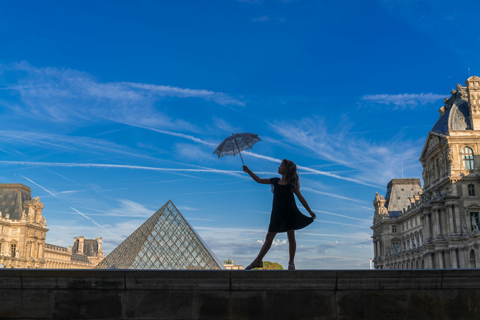 Professional family and kids photos in Paris at the Louvre Museum