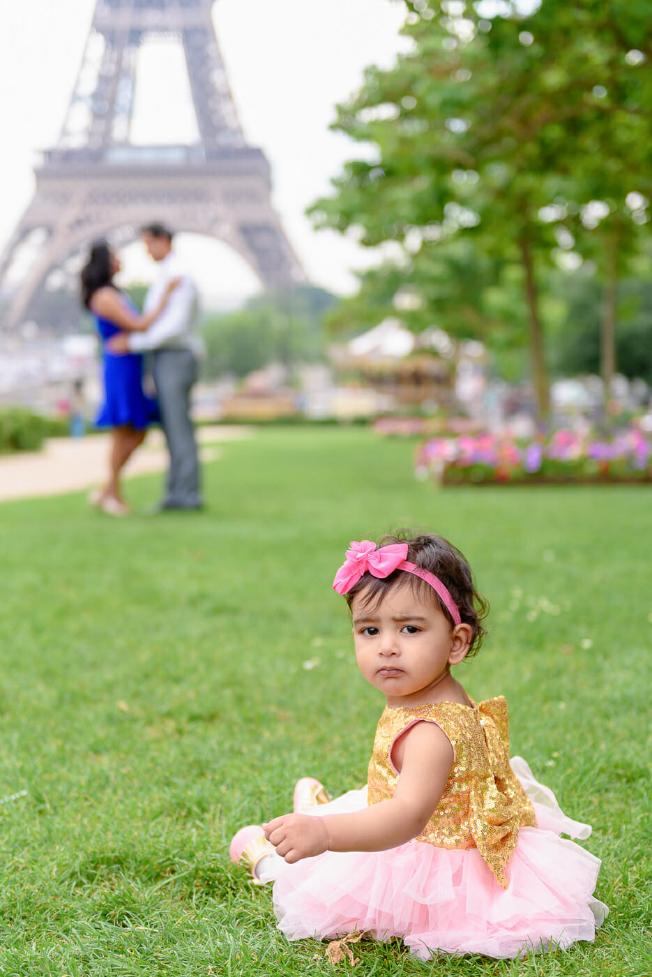Cute Paris family photos at the Eiffel Tower