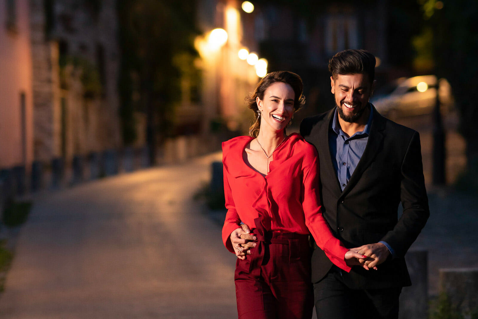 Romantic nighttime couple photoshoot at Montmartre photographed by Cengiz