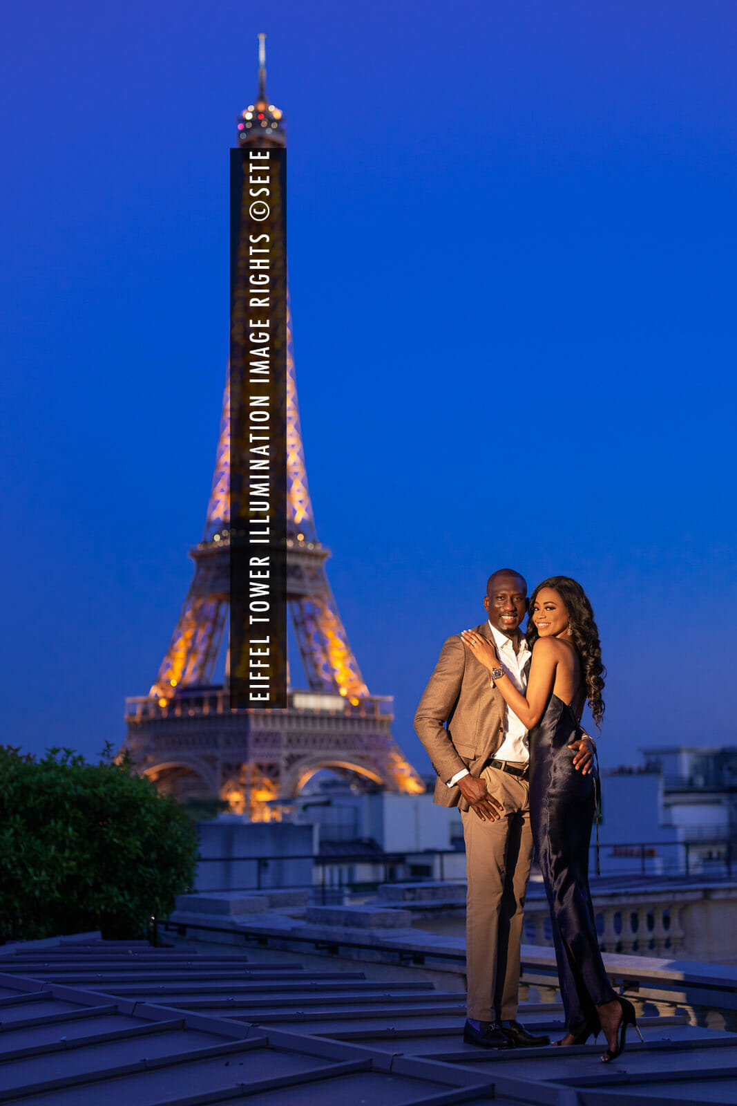 Romantic nighttime Paris photoshoot at the Eiffel Tower