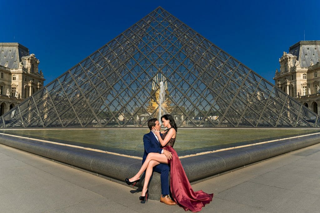 Impresionante sesión de fotos de pareja al amanecer en el Louvre frente a la pirámide.