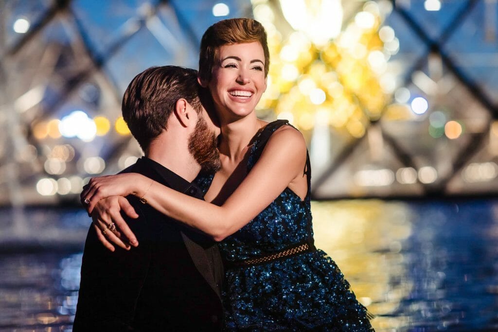 Sesión de fotos romántica de pareja en París en el Museo del Louvre por la noche
