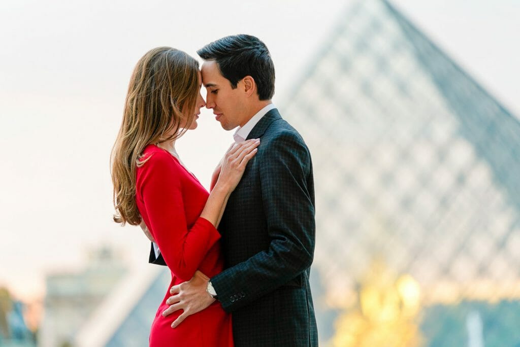 Sesión de fotos de pareja en el Museo del Louvre al atardecer en París