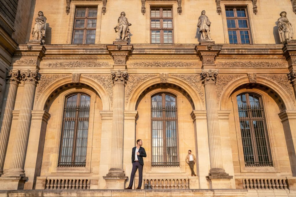 Sesión de fotos de pareja de estilo editorial en el Museo del Louvre de París
