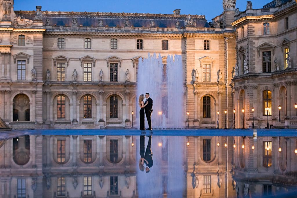 Sesión de fotos de pareja en el Museo del Louvre de París