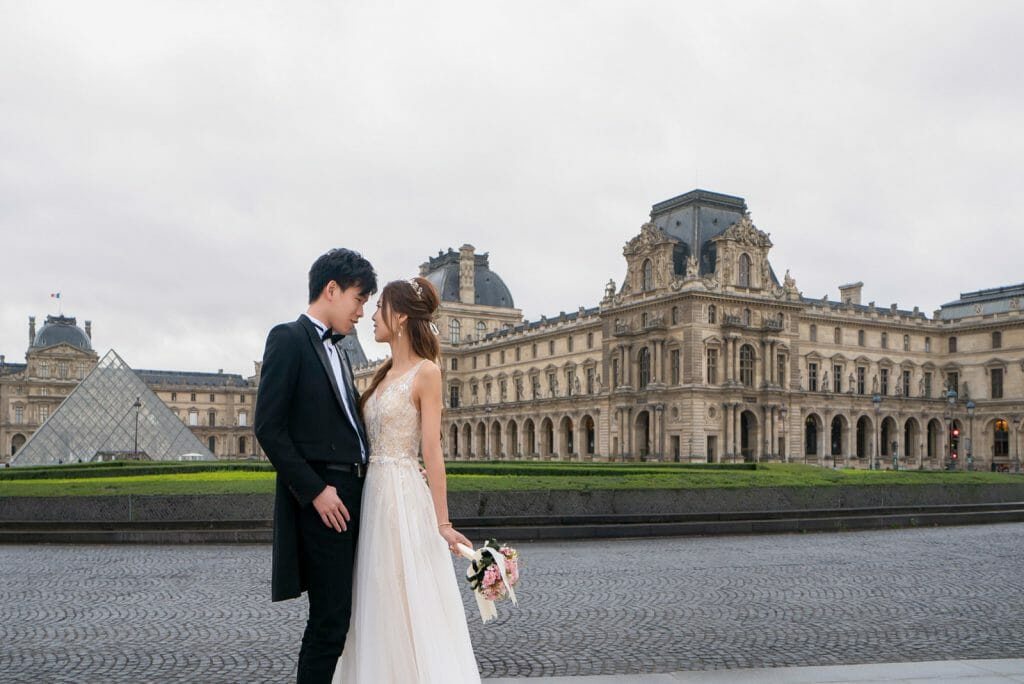 Sesión de fotos inusual de preboda en el Museo del Louvre en París