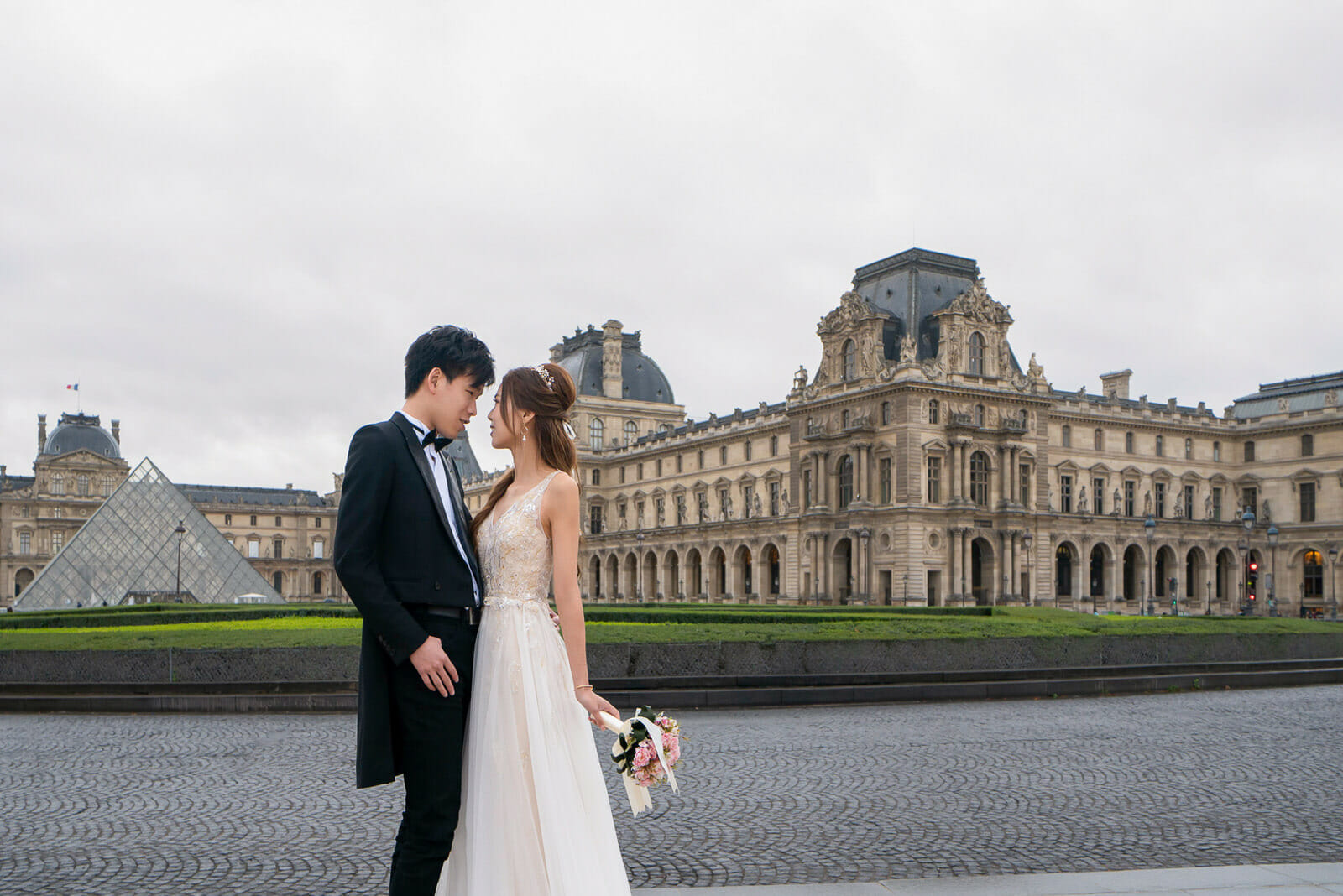 Unusual Paris pre-wedding photoshoot at the Louvre Museum