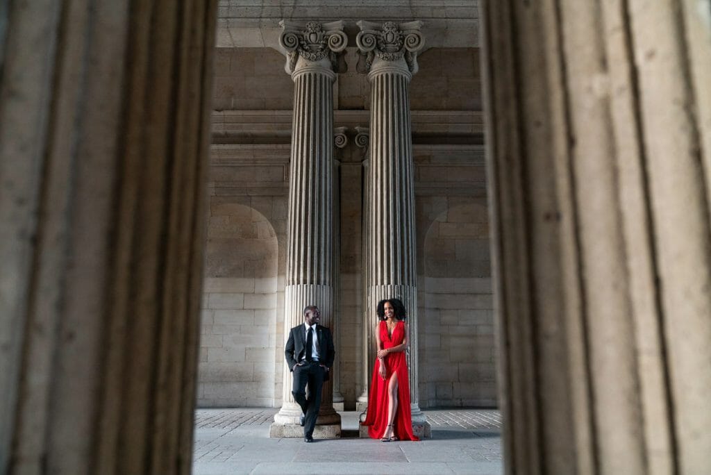 Sesión de fotos de pareja en el Museo del Louvre de París