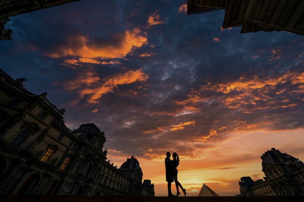 Dramática sesión fotográfica nocturna de una pareja en el Museo del Louvre de París.