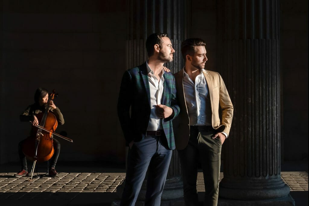Sesión de fotos de una pareja gay de París en el Museo del Louvre