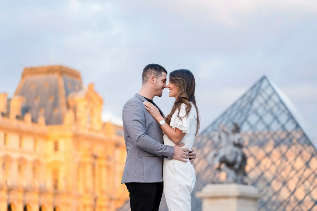 Fotos inusuales de una pareja parisina en el Museo del Louvre al atardecer