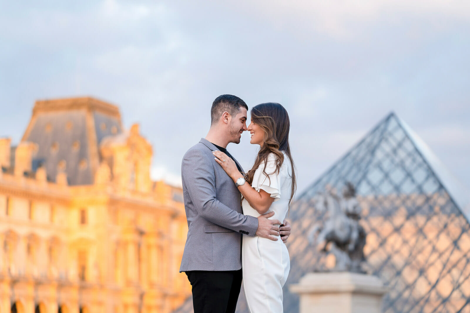 Unusual Paris couple photos at the Louvre Museum in the evening