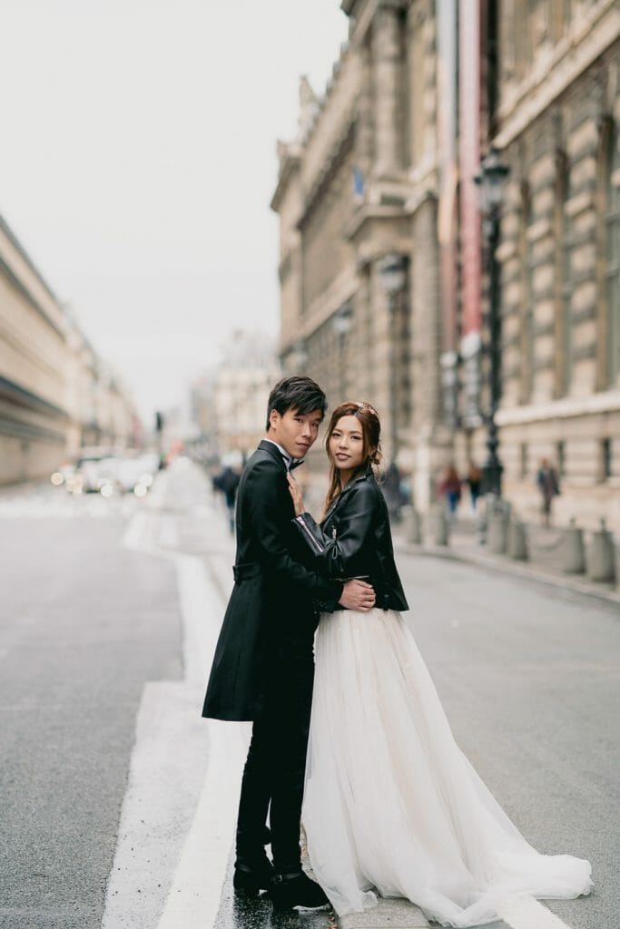 Sesión de fotos previa a la boda en París, justo afuera del Museo del Louvre.