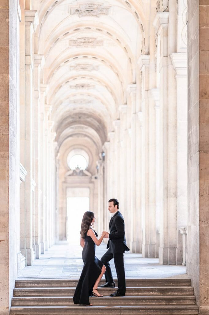 Sesión de fotos de pareja en el Museo del Louvre al amanecer en París