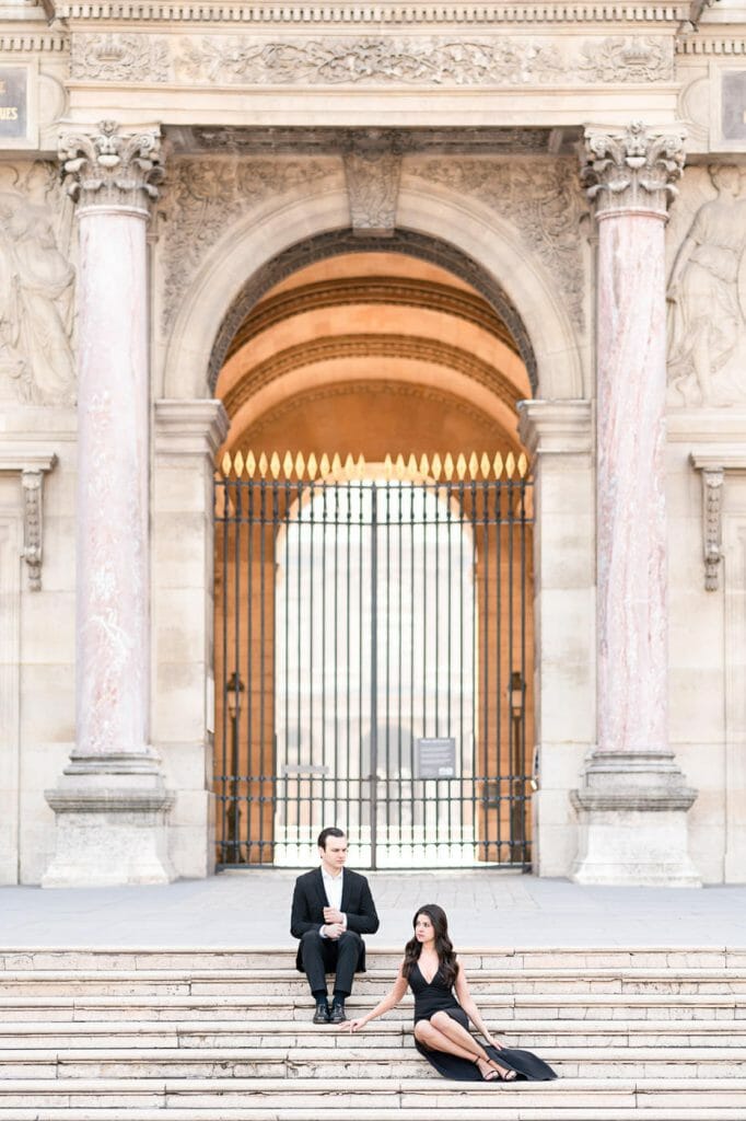 Sesión de fotos de pareja en el Museo del Louvre al amanecer en París