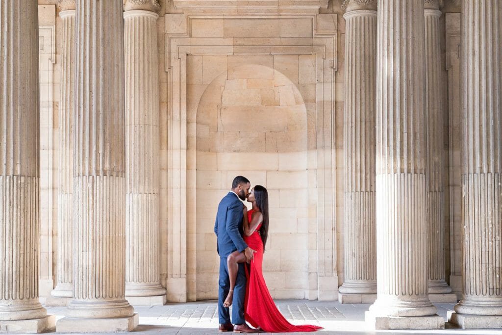 Sesión de fotos de pareja en el Museo del Louvre al amanecer en París