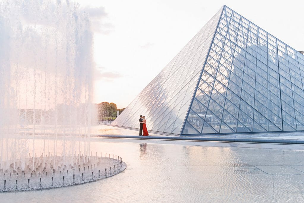Sesión de fotos de pareja en el Museo del Louvre al amanecer en París