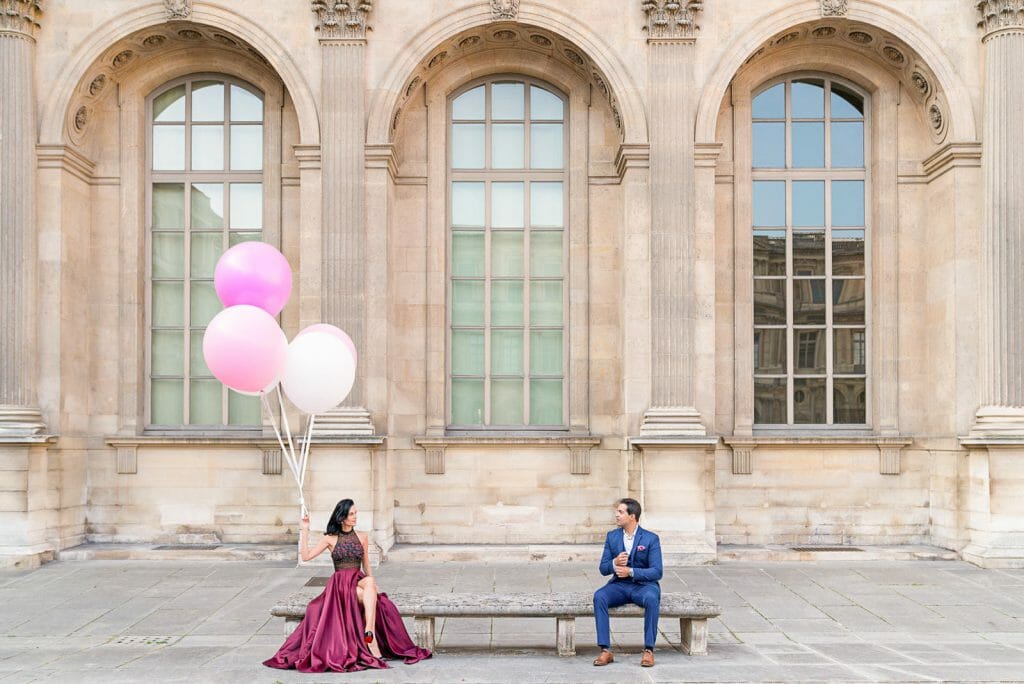 Sesión de fotos de una pareja parisina con globos como atrezo en el Museo del Louvre.