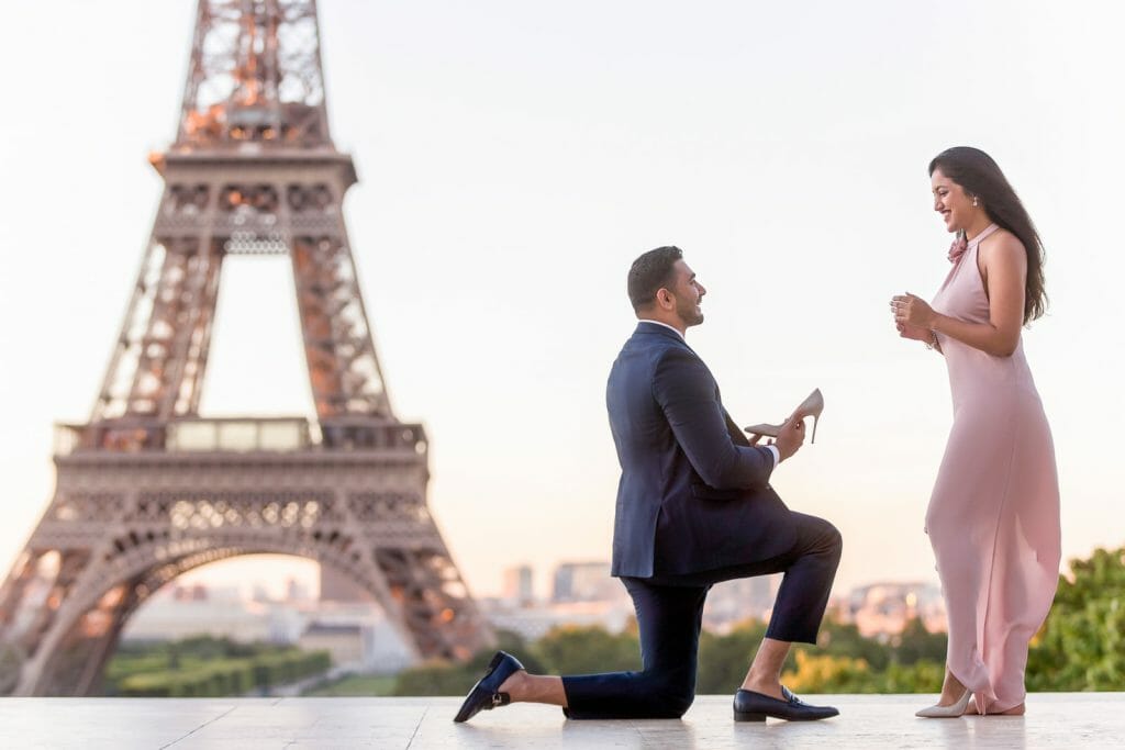 Photos de fiançailles à Paris à la Tour Eiffel