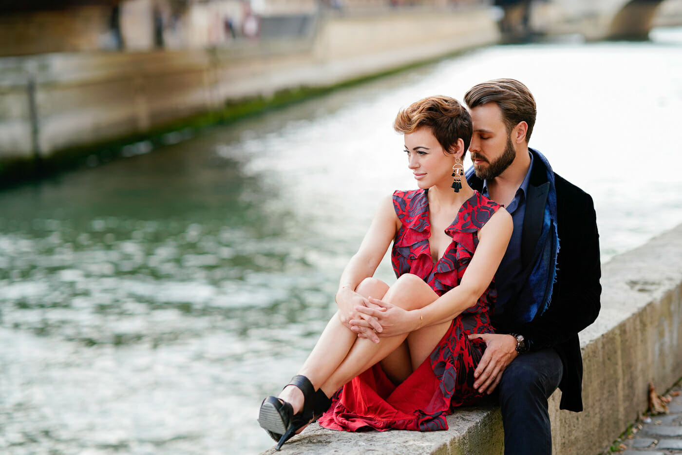Romantic couple pose at the Seine River in Paris